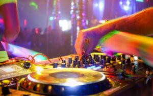 Beat, la serie TV di Amazon sulla cultura techno di Berlino